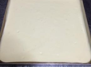 金盘里放入油布，蛋糊倒入模具里，铺平轻震两下，震出大气泡，放入烤箱中层烤25分钟