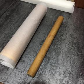 放入油纸上，借助擀面棍卷起来，放入冰箱冷藏半个小时