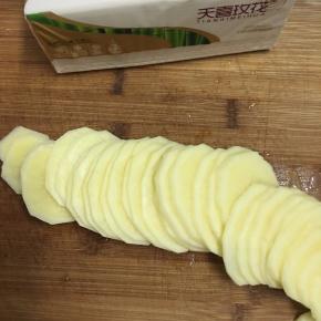 土豆去皮洗净，切薄片。