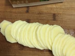 土豆去皮洗净，切薄片。