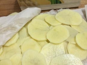 捞出用天喜玫花纸巾吸干水分。