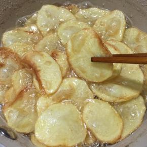 炸至表面微黄捞出。