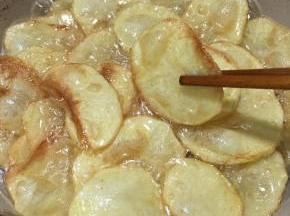 炸至表面微黄捞出。