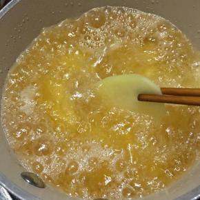 锅里倒入多一些的油，大火烧至6分热，下入薯片中火炸。