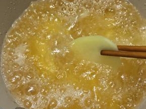 锅里倒入多一些的油，大火烧至6分热，下入薯片中火炸。