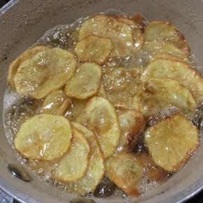 放入锅中复炸片刻捞出。