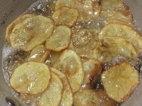 放入锅中复炸片刻捞出。