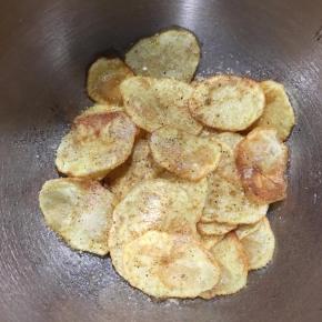 放入比较大的容器里，调入盐和鸡精，加入椒盐粉，用筷子轻轻拌匀，静置5分钟入味。