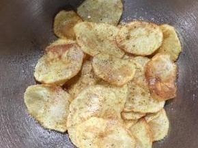 放入比较大的容器里，调入盐和鸡精，加入椒盐粉，用筷子轻轻拌匀，静置5分钟入味。