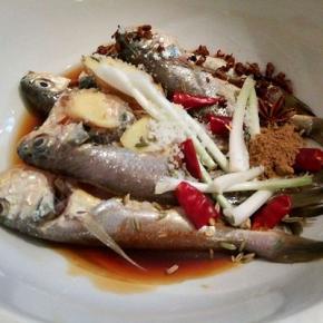 除了玉米淀粉，全部放在一起腌制20分钟，