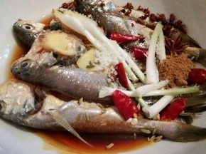 除了玉米淀粉，全部放在一起腌制20分钟，