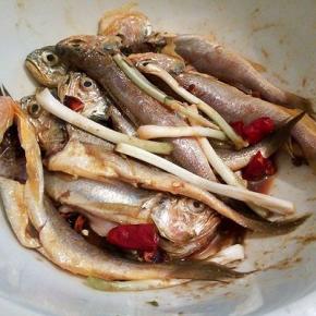 腌制好以后，把调料去掉，只要鱼，