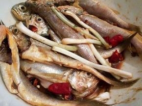 腌制好以后，把调料去掉，只要鱼，