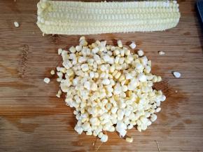 用刀把玉米粒割下来