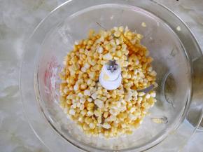 放入料理机中打成玉米浆