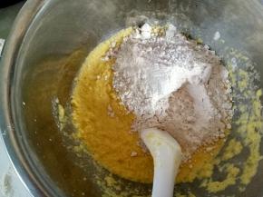加入面粉搅拌均匀