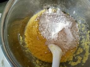 加入面粉搅拌均匀