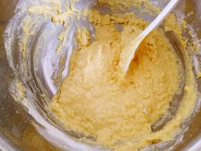 搅拌成不容易流动的玉米面糊