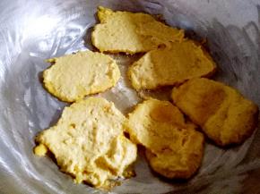 摊成薄饼，煎至底部金黄