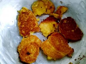 翻面煎至两面金黄时盛出