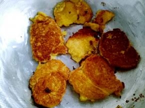 翻面煎至两面金黄时盛出