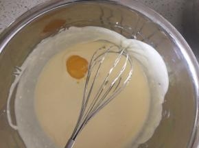 上一步搅拌均匀后离锅晾凉后加入蛋黄，一个蛋黄搅拌好后加第二个蛋黄，以此类推