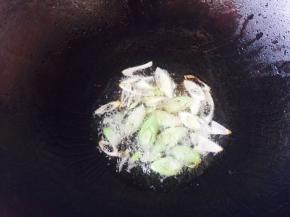 锅内倒入适量油，待油热后，放入切好的葱段。