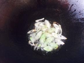 锅内倒入适量油，待油热后，放入切好的葱段。