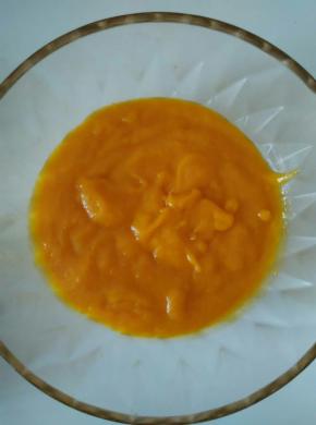 芒果去皮和核，放入料理机内加20克糖打成泥备用预留出两勺做镜面用