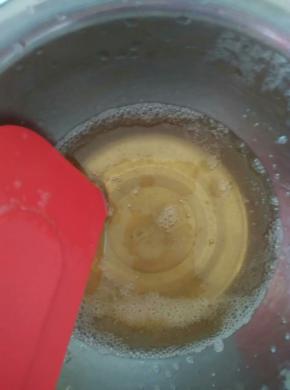 泡软的吉利丁片攥出水分，隔热水容化放凉备用