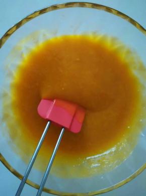 待吉利丁液凉至手温时加入芒果泥中，快速搅拌均匀