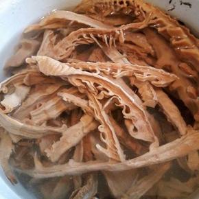 笋干泡发了一晚上，捞出，切碎，切好挤一下水份，