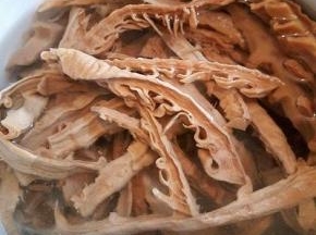 笋干泡发了一晚上，捞出，切碎，切好挤一下水份，