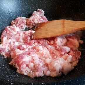 不粘锅放油，油温微热，加肉馅翻炒