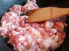 不粘锅放油，油温微热，加肉馅翻炒