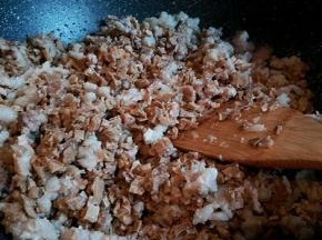 翻炒到肉馅变色，加笋干末翻炒，