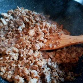 再加生抽3勺，料酒2勺，十三香1勺，盐，调味，盛盘，晾凉，