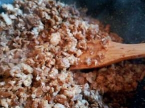 再加生抽3勺，料酒2勺，十三香1勺，盐，调味，盛盘，晾凉，