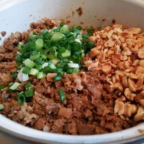  凉好的馅，再加花生米，葱花，拌匀，