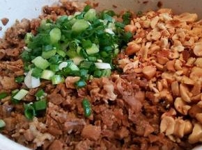  凉好的馅，再加花生米，葱花，拌匀，