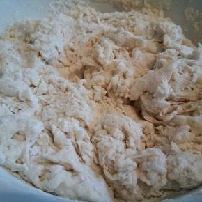 275克的水，分别把白糖，酵母泡打粉融化一下，静至2分钟左右，