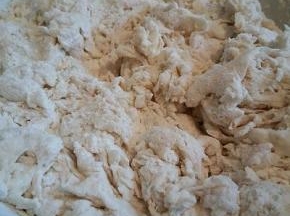 275克的水，分别把白糖，酵母泡打粉融化一下，静至2分钟左右，