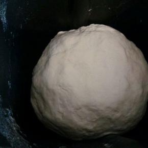 发面包机揉面8分钟，. 揉好了，直接放里面发酵，