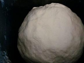 发面包机揉面8分钟，. 揉好了，直接放里面发酵，