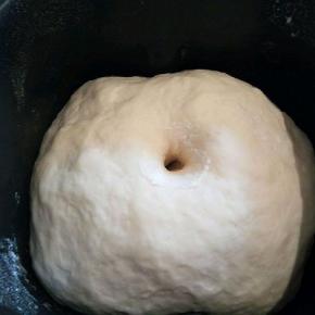 用干面粉沾一下，手指在面团中间试一下，（不塌不陷就可以了