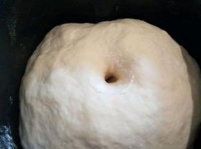 用干面粉沾一下，手指在面团中间试一下，（不塌不陷就可以了