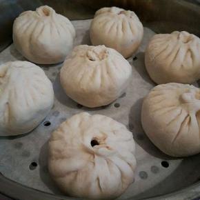  蒸笼下面垫了油纸，