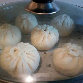  凉水上锅蒸，先开小火，等到上汽了以后，开大火蒸15分钟，（蒸好先不要急着打开，过5分钟，盖子斜着打开，已防止水滴到包子上）