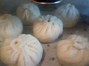  凉水上锅蒸，先开小火，等到上汽了以后，开大火蒸15分钟，（蒸好先不要急着打开，过5分钟，盖子斜着打开，已防止水滴到包子上）