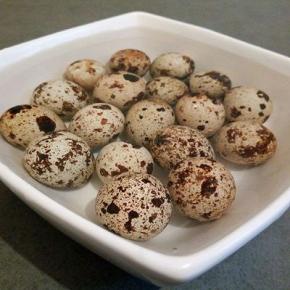  鹌鹑蛋锅里蒸熟，然后迅速放到冷水碗中（这样蛋皮很容易剥）